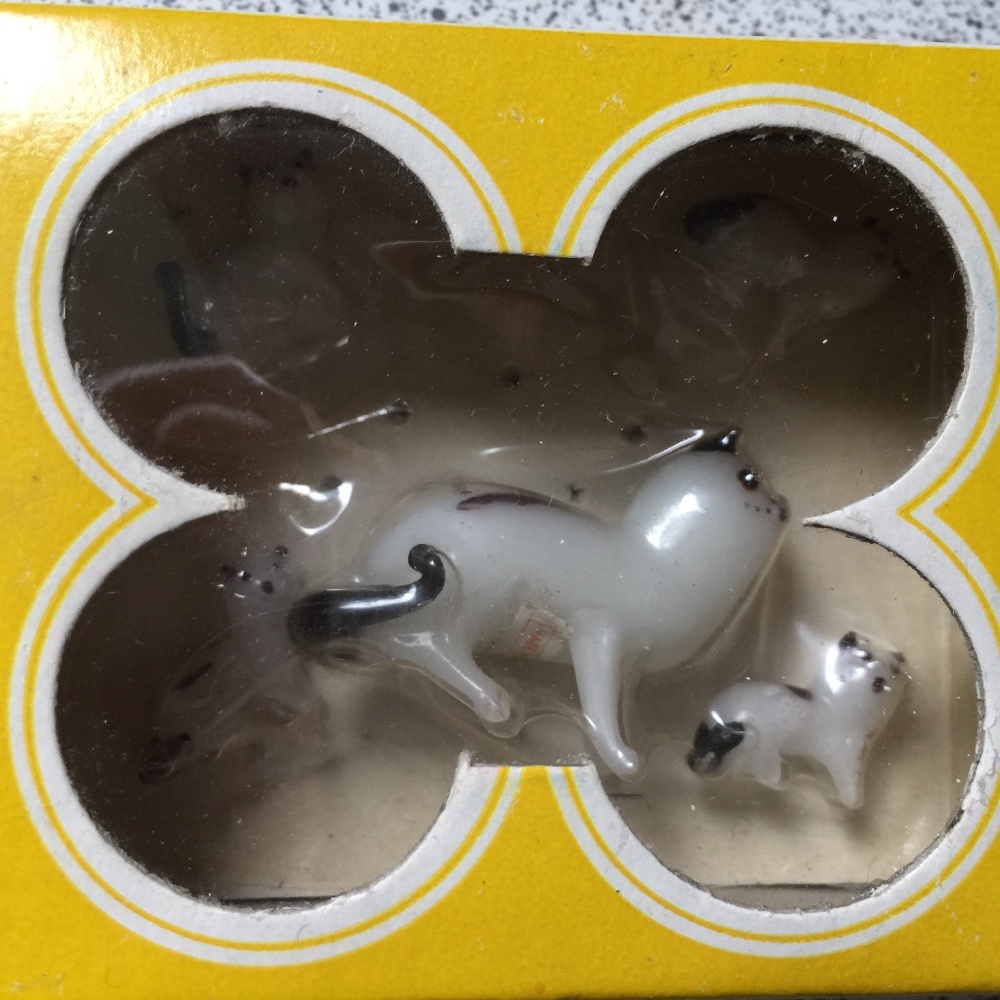 Glass miniature cat family, cat and duck